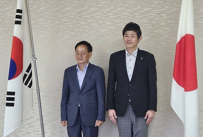 포항시는 일본 마이즈루시를 방문해 정기 크루즈 운항과 카페리 노선 개설을 중심으로 물류·관광 교류 확대를 논의했다. (왼쪽부터 손정호 포항시 해양수산국장, 카모타 아키츠 마이즈루시장). 포항시 제공