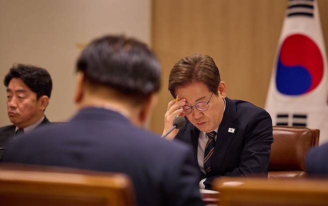 이재명 대통령이 9일 서울 용산구 대통령실 청사에서 열린 2차 비상경제점검 태스크포스(TF)회의를 주재하고 있다. 대통령실 제공