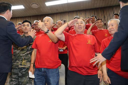 지난 5일 서울 여의도 국회에서 열린 본회의에서 채해병 특검법이 통과되자 해병대 예비역 연대 회원들이 거수경례를 하며 환영하고 있다. 뉴시스