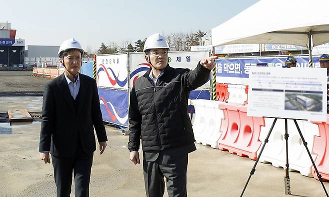 이재용 삼성전자 회장이 9일 인천 송도의 삼성바이오로직스를 찾아 사업 전략 점검에 나섰다. 사진은 이 회장이 지난해 2월16일 삼성바이오로직스 인천사업장 내 항체·약물 접합체(ADC) 제조시설 건설 현장을 살펴보는 모습. 삼성전자 제공