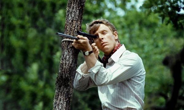 할리우드 영화 ‘자칼의 날’(1973)의 한 장면. 영국 출신 배우 에드워드 폭스가 샤를 드골 프랑스 대통령 암살을 시도하는 살인 청부업자 자칼을 연기했다. SNS 캡처