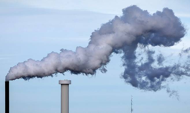 공장의 굴뚝에서 연기가 피어오르는 모습. AFP연합뉴스