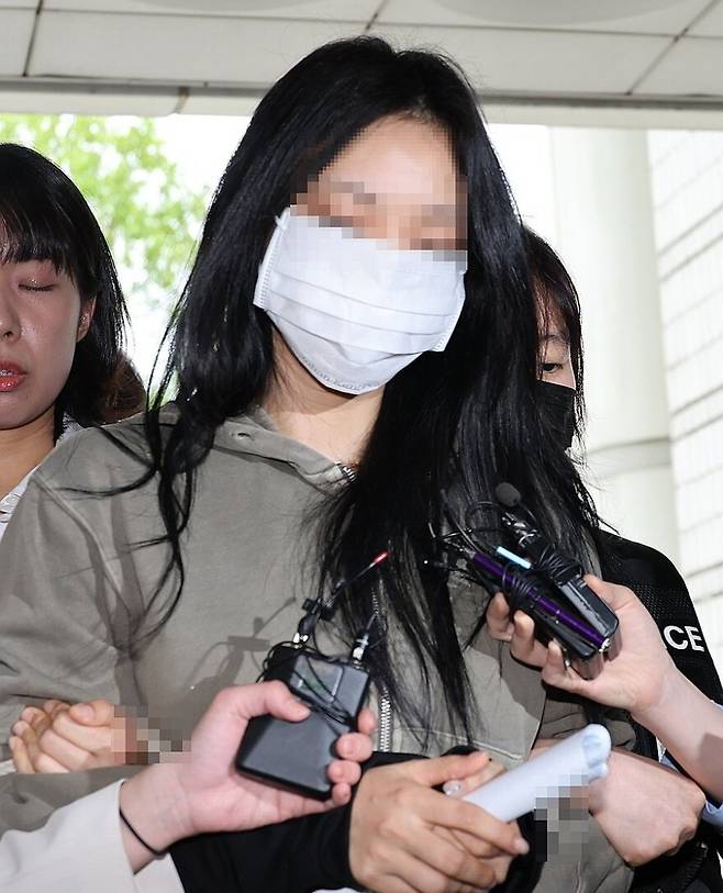 축구 국가대표팀 주장 손흥민의 아이를 임신했다고 주장하며 손씨에게 돈을 뜯어내려 한 20대 여성 양모씨가 영장실질심사를 받기 위해 서울중앙지법에 들어서는 모습. 연합뉴스