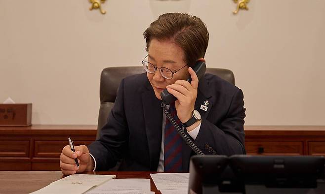 이재명 대통령이 10일 서울 용산 대통령실에서 시진핑 중국 국가주석과 전화 통화를 하고 있다. 대통령실 제공