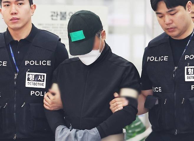 부모와 처자식 등 일가족 5명을 살해한 50대가 4월24일 경기&nbsp;용인동부경찰서 유치장에서 검찰로 송치되고 있다. 연합뉴스