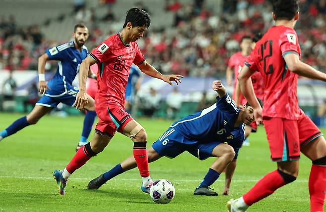 10일 오후 서울 마포구 상암동 서울월드컵경기장에서 열린 2026 국제축구연맹(FIFA) 북중미 월드컵 아시아 3차 예선 B조 10차전 대한민국과 쿠웨이트의 경기, 대한민국 전진우가 공격을 시도하고 있다. 뉴스1