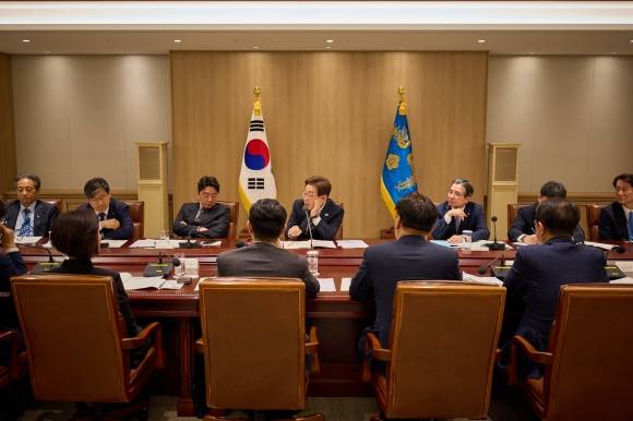 이재명 대통령이 9일 서울 용산 대통령실에서 열린 비상경제점검 태스크포스(TF) 2차 회의를 주재하며 ‘경기 회복’과 ‘소비 진작’ 차원에서 속도감 있는 추가경정예산(추경) 편성을 지시하고 있다. 연합뉴스