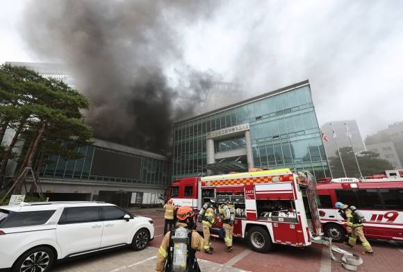 조계사 옆 건물 화재 - 10일 서울 종로구 조계사 옆 한국불교역사문화기념관 국제회의장에서 화재가 발생해 소방관들이 출동해 있다. 2025.6.10 연합뉴스