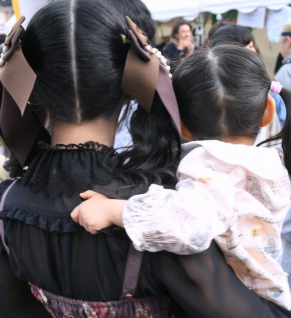 딸을 안고 있는 타니 타쿠마(47). 엑스(옛 트위터) 캡처