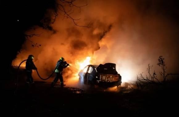 소방관들이 2025년 6월 5일 하르키우에서 드론 공격으로 파손된 차량의 화재를 진압하고 있다 . AFP 연합뉴스