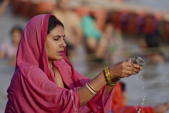인도 북부 우타르프라데시주(州) 아요디아(아유타)에서 열린 강가(갠지스) 두세라 축제에 참가한 한 여성이 사라유 강의 물을 뜨는 아침 의식을 거행하고 있다. 사진은 기사 내용과 무관함. 2025.6.5 AP 연합뉴스