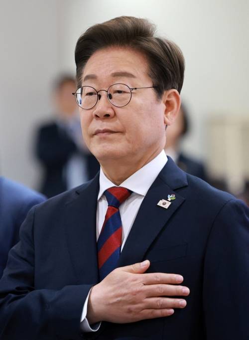 이재명 대통령이 5일 서울 용산구 대통령실 청사에서 열린 국무회의에서 국기에 경례를 하고 있다.  이 대통령 왼쪽 가슴에 모서리가 찢어진 모양의 ‘진관사 태극기’ 배지가 달려있다. 2025.06.05 뉴시스