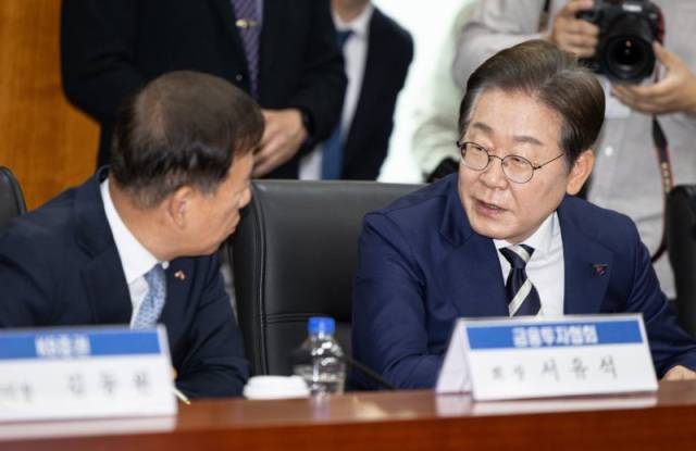 이재명(오른쪽) 대통령 당선인과 서유석 금융투자협회장이 지난달 21일 오전 서울 여의도 금융투자협회에서 열린 자본시장 활성화를 위한 정책간담회에서 예비후보 자격으로 대화하고 있다. 뉴스1