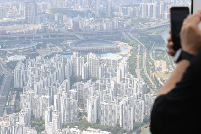 8일 서울 송파구 서울스카이에서 본 주변 아파트 단지들 모습. 연합뉴스