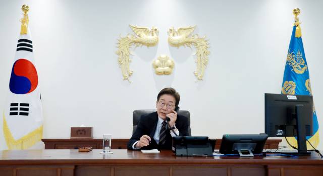 이재명 대통령이 9일 서울 용산 대통령실 청사 집무실에서 이시바 시게루 일본 총리와 전화 통화를 위해 수화기를 들고 있다. 연합뉴스