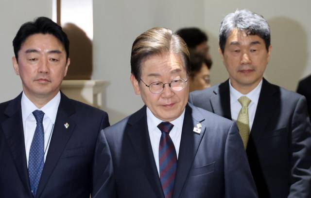 이재명 대통령이 10일 서울 용산 대통령실에서 국무회의에 입장하고 있다. 연합뉴스