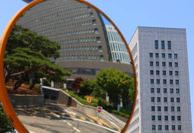 서울 서초구 대검찰청과 거울에 비친 서울중앙지검 모습. 3대 특검에서도 검찰청 내 많은 검사들이 합류할 것으로 관측된다.