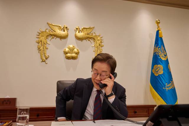 이재명 대통령이 10일 서울 용산 대통령실에서 시진핑 중국 국가주석과 전화 통화를 하고 있다. 연합뉴스