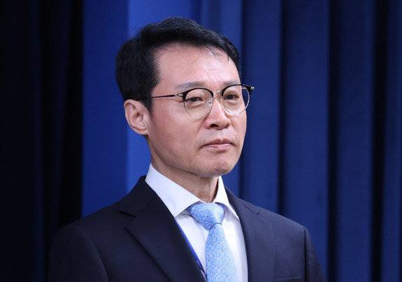 이재명 정부 초대 홍보소통수석으로 임명된 이규연 전 JTBC 대표가 8일 서울 용산구 대통령실 청사에서 열린 수석급 인선 발표 브리핑에 참석하고 있다. 뉴스1