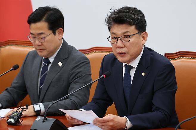 진성준 더불어민주당 정책위의장(오른쪽)이 10일 서울 여의도 국회에서 열린 원내대책회의에서 발언하고 있다. ⓒ연합뉴스