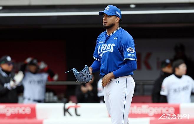 삼성 데니 레예스가 9일 병원 검진에서 ‘오른 발등 미세 골절’ 소견을 받았다. 올해 초 스프링캠프에서 다쳤던 부위를 또다시 다쳤다. 삼성은 휴식차원에서 원태인까지 1군에서 말소한 상태다. 레예스의 부상 소식까지 나오면서 선발진 운영에 비상이 걸렸다. 스포츠동아DB