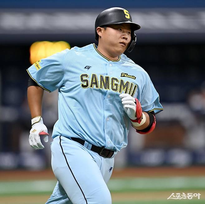 롯데 한동희에게 상무 야구단 입대는 큰 전환점이 됐다. 그는 2025시즌 퓨처스리그를 폭격하며 전역 후 롯데에 합류하는&nbsp;내년 시즌을 기대케 하고 있다. 2018년 이후 7년만의 퓨처스리그 20홈런도 목전에 뒀다. 스포츠동아 DB