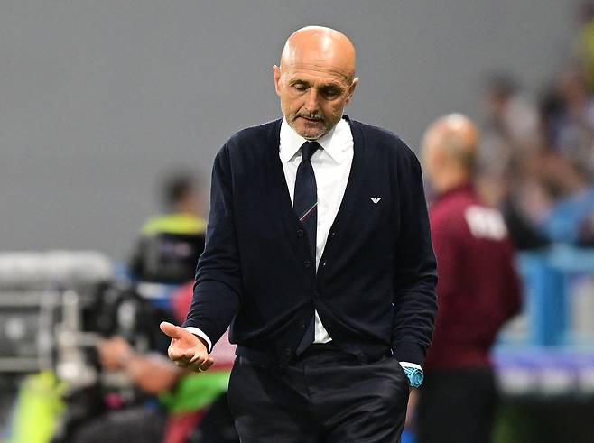 이탈리아 루치아노 스팔레티 감독이 10일 북중미월드컵 유럽예선 몰도바전에서 경기가 풀리지 않자 답답한 표정을 짓고 있다. 로이터연합뉴스