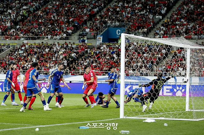 한국 축구대표팀 전진우가 10일 서울월드컵경기장에서 열린 2026 북중미 월드컵 아시아 3차 예선 B조 10차전 쿠웨이트와의 경기에서 득점하고 있다. 2025.06.10 문재원 기자