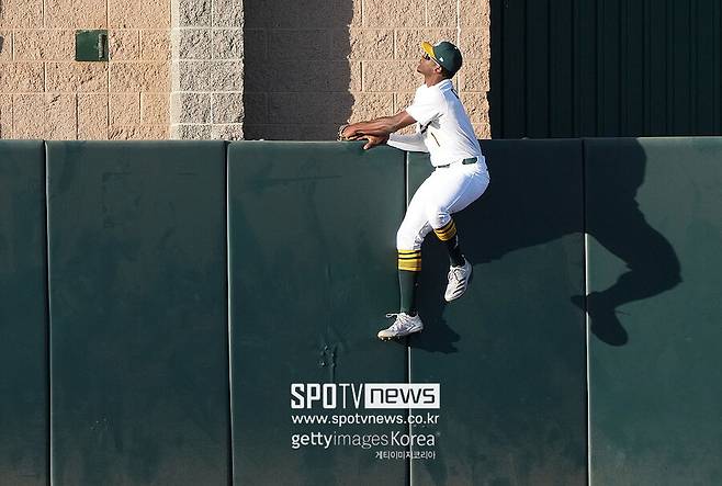 ▲ 메이저리그 데뷔 3주도 안 된 신인 덴젤 클락은 화려한 수비로 주목받는 유망주다.