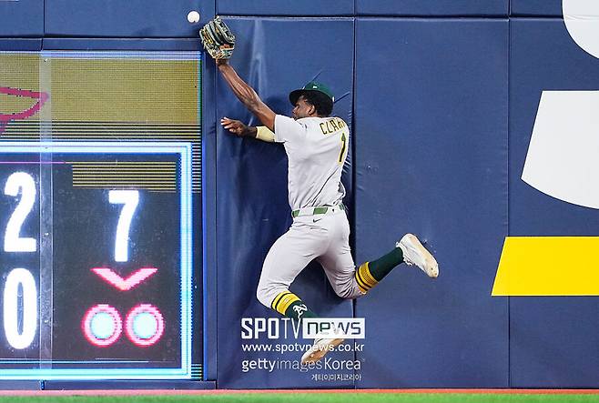 ▲ 덴젤 클락은 담장을 두려워하지 않는다.