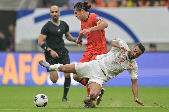 ▲ 결국, 감독의 전략 부재가 문제라는 늘 나오던 결론으로 이어졌다. 매체는 '인도네시아는 강하지 않다. 중국은 이겼던 경험도 있다. 인도네시아 귀화 선수들의 조직력이 좋지 않아 역습 위주로 공격했다'라며 충분히 이길 상대였지만, 중국 스스로 모험적이지 못했다는 지적이다. ⓒ연합뉴스/AFP