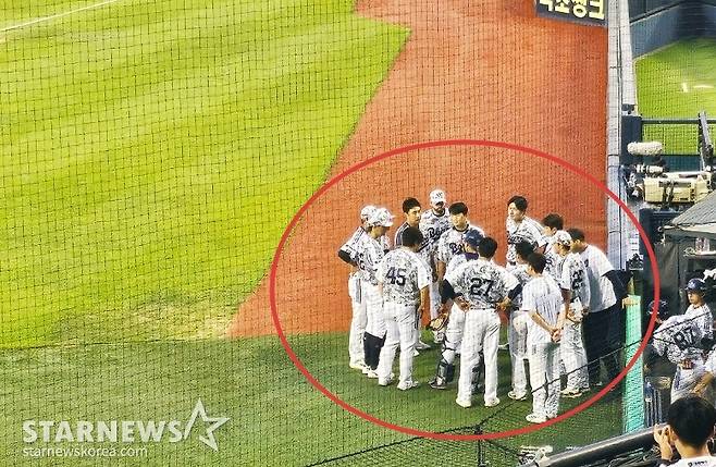 두산 베어스 양의지(가운데 등번호 27번 김대한 앞)가 4일 4회초 종료 후 선수단에게 강한 메시지를 전하고 있다. /사진=김우종 기자