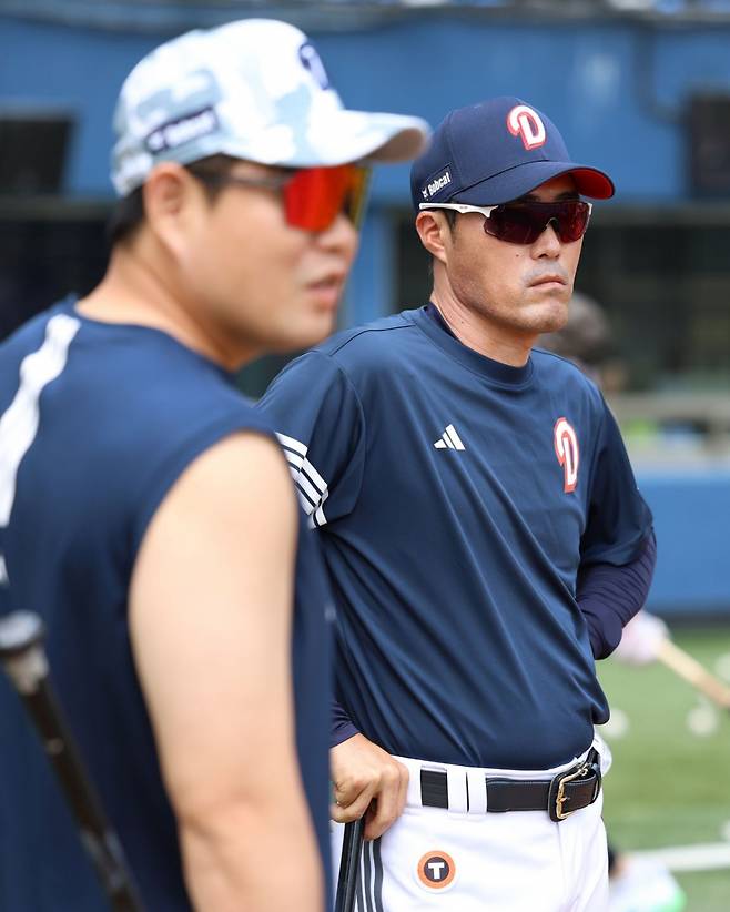 두산 베어스 포수 양의지(왼쪽)와 조성환 두산 감독대행. /사진=두산 베어스 제공