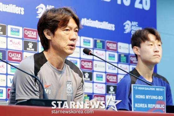 홍명보(왼쪽) 감독과 이재성. /사진=강영조 선임기자