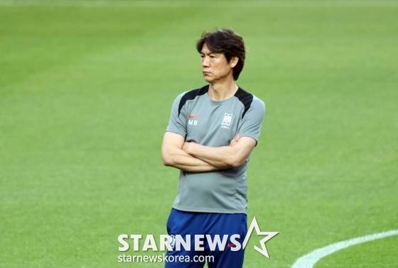 선수들 훈련을 지켜보는 홍명보 감독. /사진=강영조 선임기자