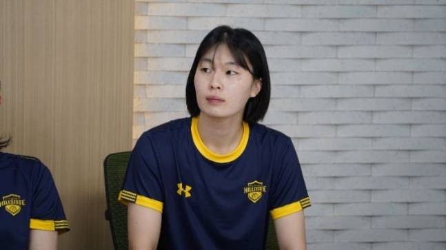 현대건설 지민경이 9일 경기도 용인시에 위치한 현대건설 체육관에서 열린 기자회견에서 취재진과 인터뷰하고 있다. /사진=현대건설 배구단 제공
