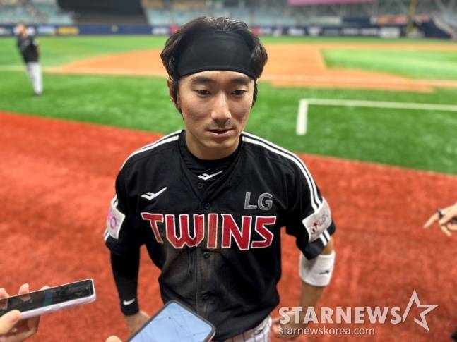 LG 신민재가 8일 고척 키움전 승리 후 취재진과 인터뷰에 응하고 있다. /사진=김동윤 기자