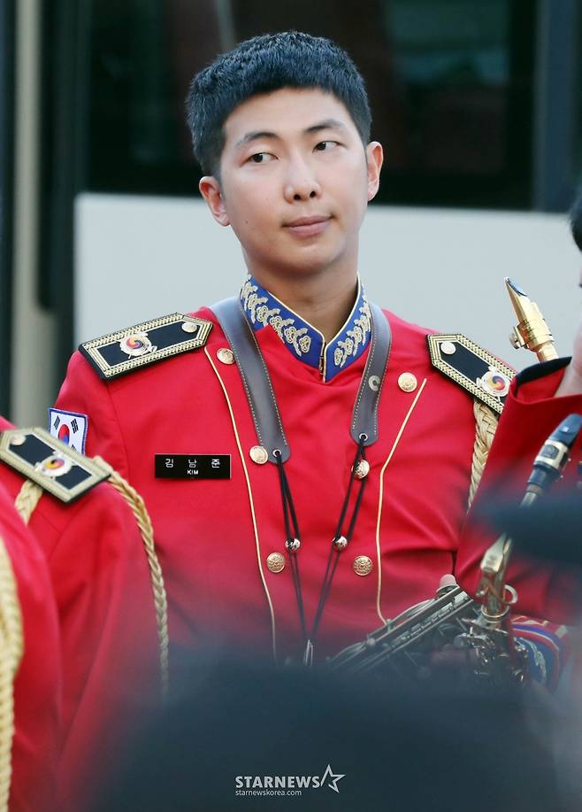군 복무 중인 그룹 방탄소년단(BTS)  RM(김남준)이 2일 오후 강원도 화천군 '2024 화천토마토 축제' 현장에서 15사단 군악대 일원으로 무대를 준비하고 있다. 2024.08.02 /사진=임성균