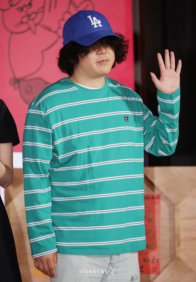 이창수 PD가 10일 오전 서울 여의도 KBS 별관에서 진행된 KBS 2TV 예능 '크레이지 리치 코리안' 제작발표회에서 포즈를 취하고 있다. 다양한 분야에서 본업에 미쳐 성공을 이룬 K-피플들을 직접 찾아가 그들의 삶과 철학과 열정을 조명하는 휴먼 리얼리티 예능 '크레이지 리치 코리안'은 오는 15일 첫 방송된다. /2025.06.10 /사진=이동훈 photoguy@