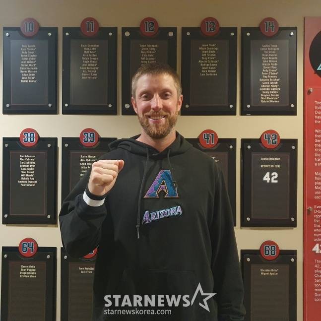 전 SK 와이번스 투수이자 현 애리조나 투수 메릴 켈리가 지난 2월 미국 애리조나주 스코츠데일 솔트리버필드 앳 토킹스톡에서 열린 2025 메이저리그 스프링캠프에서 스타뉴스와 만나 파이팅 포즈를 취하고 있다. /사진=김동윤 기자