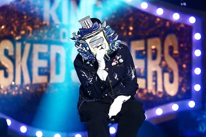 ‘복면가왕’에 ‘꽃보다 향수’ 캐릭터로 출연해 9연승을 달성한 정준일. 사진ㅣMBC