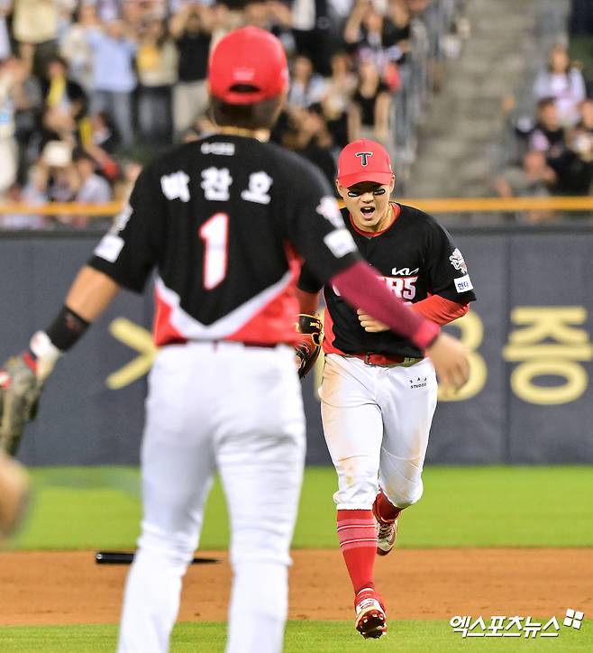 5일 오후 서울 송파구 잠실야구장에서 열린 '2025 신한 SOL Bank KBO리그' KIA 타이거즈와 두산 베어스의 경기, 9회말 수비를 마친 KIA 최원준이 기뻐하고 있다. 엑스포츠뉴스 DB