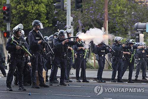 8일 LA시위에 대응하는 경찰들 [EPA 연합뉴스 자료사진 재판매 및 DB금지]