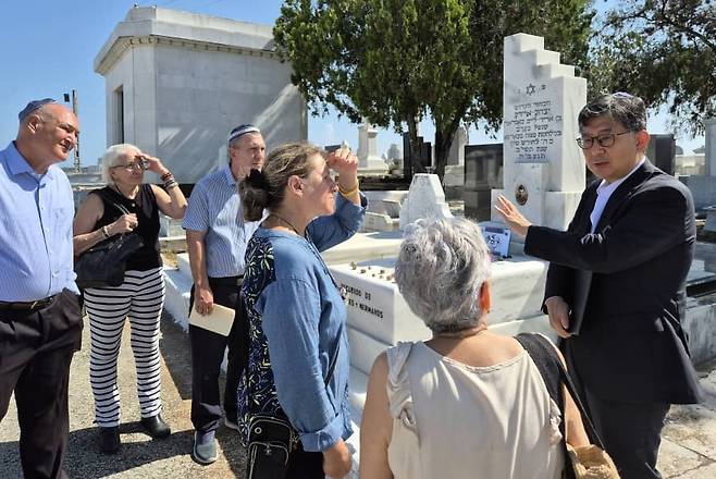 6·25 참전용사 묘소 찾은 주쿠바 한국대사(오른쪽) (과나바코아=연합뉴스) 이호열 주쿠바 한국대사가 8일(현지시간) 쿠바 과나바코아 지역 유대인 묘지를 찾아 6·25 참전 용사 아이작 본다르 상병 묘소에서 참배하고서 재쿠바 유대인협회 관계자와 대화하고 있다. 2025.6.10 [주쿠바 한국대사관 제공. 재판매 및 DB 금지]