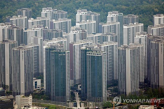 입주권 신고가 기록한 올림픽파크포레온 (서울=연합뉴스) 김성민 기자 = 서울 강남 3구(강남·서초·송파구)와 용산구 전역으로 토지거래허가구역이 확대된 이후 이 지역 아파트 입주권·분양권 거래가 뚝 끊겼다. 토지거래허가구역을 벗어난 마포와 강동에서는 신고가 거래가 이어지고 있다. 강동구 올림픽파크포레온 전용면적 95㎡ 입주권은 지난달 25일 27억8천만원에 거래되며 신고가를 기록했다.
    사진은 19일 서울 강동구 올림픽파크포레온의 모습. 2025.5.19 ksm7976@yna.co.kr