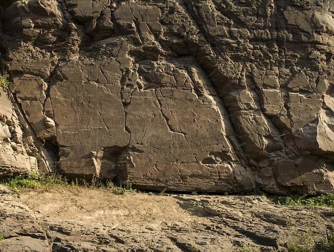 국보 '울주 대곡리 반구대 암각화' (서울=연합뉴스) 문화재청이 지난 13일 열린 문화재위원회 회의에서 '반구천 일원의 암각화'와 '한양의 수도성곽'을 세계유산 등재 신청 후보로 선정했다고 14일 밝혔다. 
    반구천 일원의 암각화는 국보 '울주 천전리 각석(刻石)'과 '울주 대곡리 반구대 암각화'를 포함한 유산이다. 사진은 국보 '울주 대곡리 반구대 암각화'. 2023.4.14 [문화재청 제공. 재판매 및 DB 금지] photo@yna.co.kr