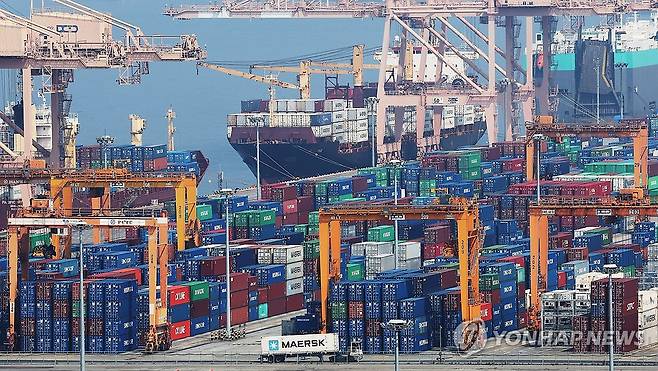 4월 경상수지 57억달러…외국인배당 등에 흑자 34억달러↓ (평택=연합뉴스) 홍기원 기자. 사진은 1일 경기도 평택항에 컨테이너가 쌓여 있는 모습. 2025.6.1 xanadu@yna.co.kr