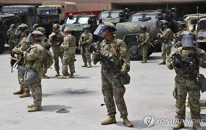 로스앤젤레스에 시위 과격화 방지를 목적으로 투입된 군 병력 [UPI 연합뉴스. 재판매 및 DB 금지]
