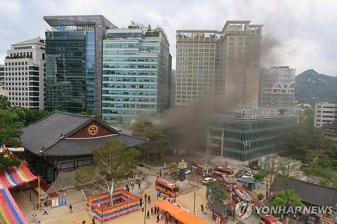 조계사 옆 불교중앙박물관서 치솟는 연기 (서울=연합뉴스) 최재구 기자 = 10일 서울 종로구 조계사 옆 불교중앙박물관에서 화재가 발생해 연기가 치솟고 있다. 2025.6.10 jjaeck9@yna.co.kr