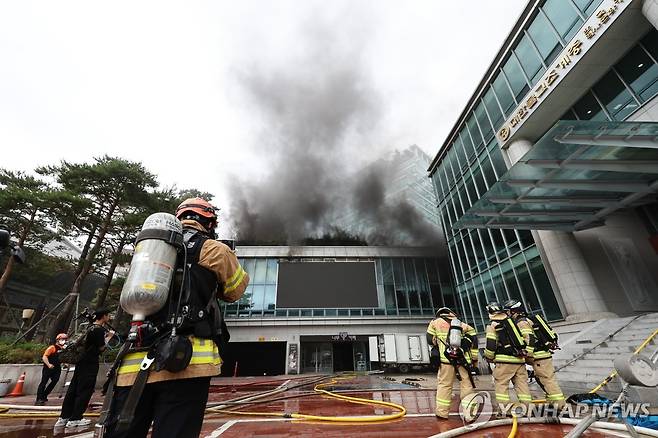 화재 발생한 조계사 옆 불교중앙박물관 (서울=연합뉴스) 김인철 기자 = 10일 서울 종로구 조계사 옆 불교중앙박물관에 화재가 발생해 연기가 나고 있다. 2025.6.10 yatoya@yna.co.kr